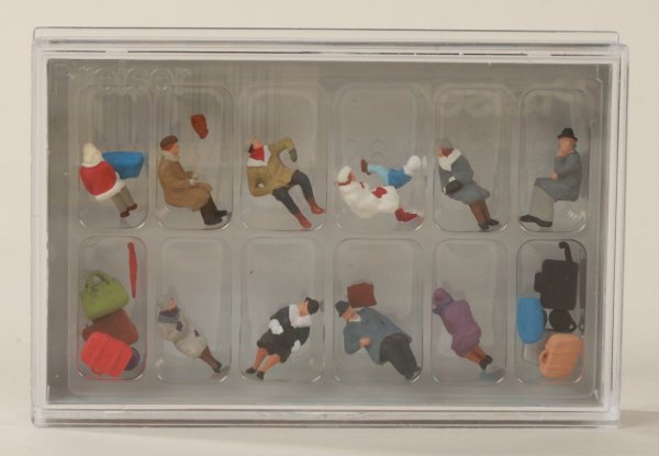Preiser 10317 Sitzende Reisende, winterliche Kleidung. 11 Figuren  1/87
