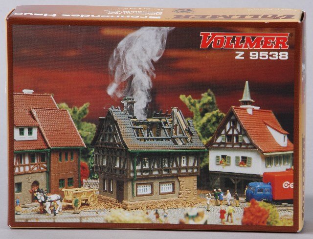 Vollmer 49538 Casa In Fiamme In Scala Z | Modello In Miniatura Per Diorami E Ferrovie, Graticcio, 50x38x53 Mm