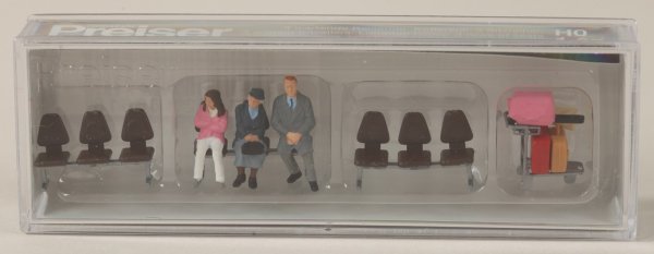 Preiser 10661 Drei wartende Reisende. Kofferkuli. Drei Sitzreihen  1/87