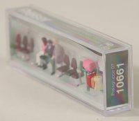 Preiser 10661 Drei wartende Reisende. Kofferkuli. Drei Sitzreihen  1/87