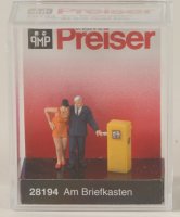 Preiser 28194 Am Briefkasten  1/87