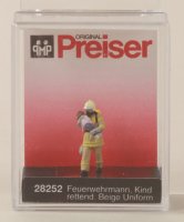 Preiser 28252 Feuerwehrmann, Kind rettend. Beige Unifo