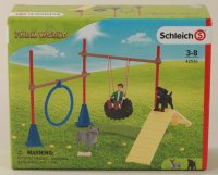 Farm World Kind mit Hunden auf dem Trainingsplatz