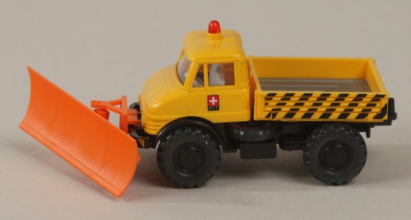 Unimog U 406 mit Schneepflug