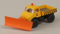 Unimog U 406 mit Schneepflug