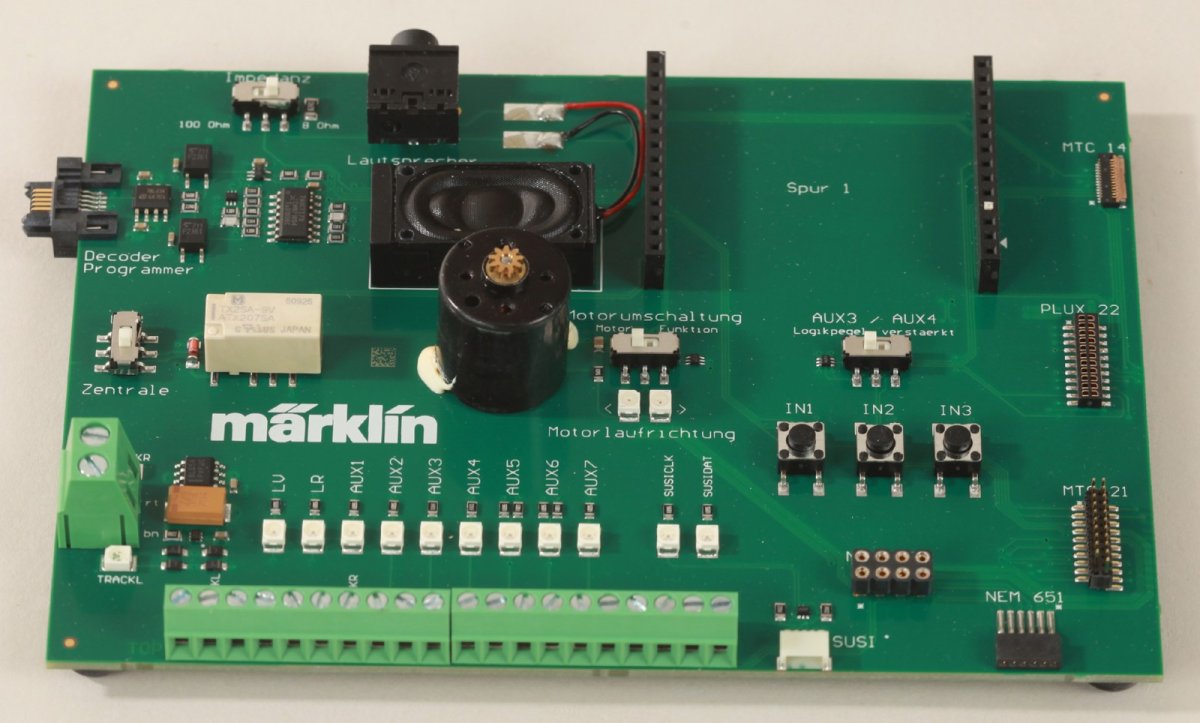 thumbnail interactive-video image 1 of Märklin 60906 Locomotive Decoder – H0 Scale, AC/DC, For Field Coil Motors, New In Box 1 of 5